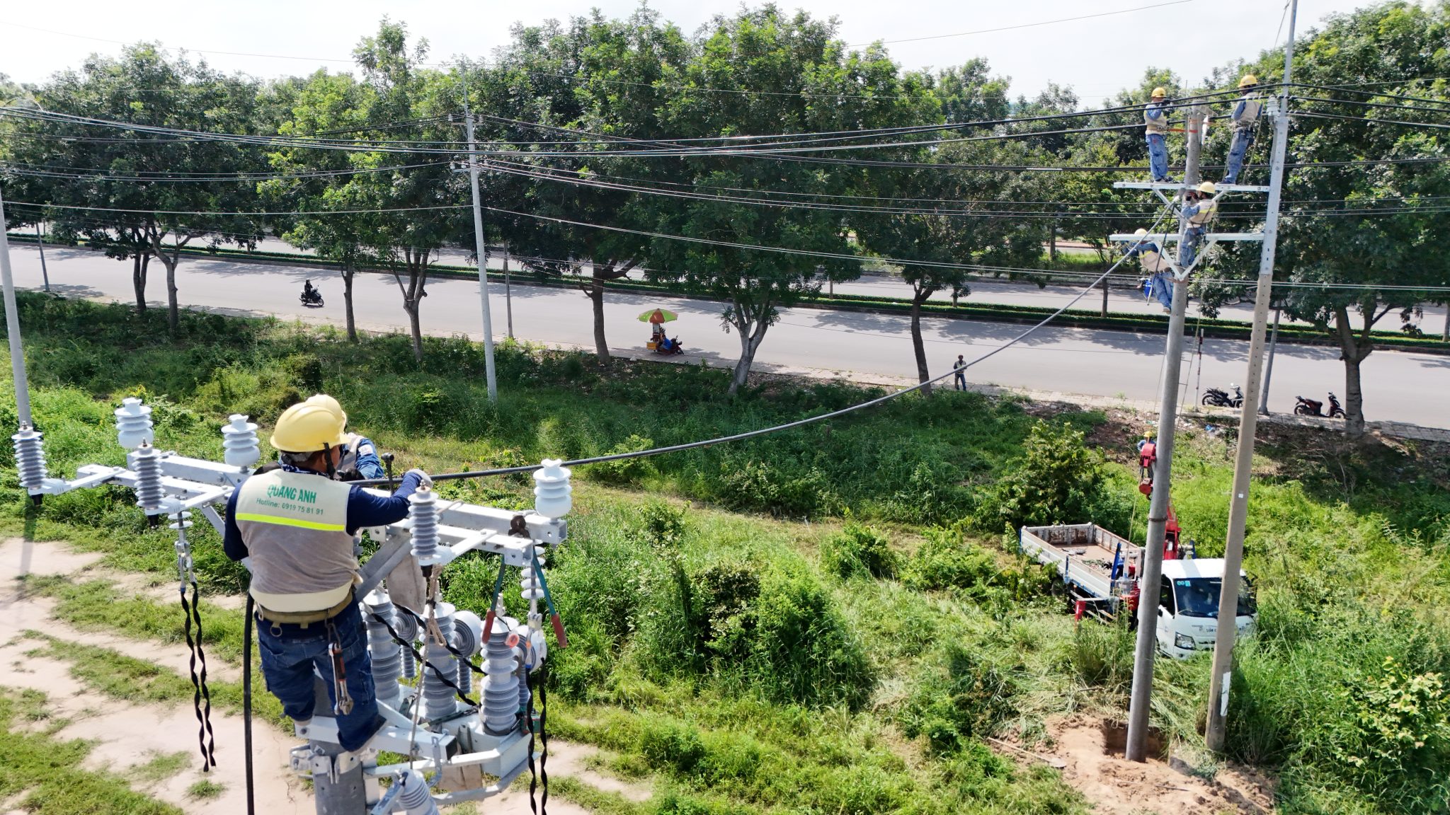 Quá Trình Lắp Đặt Năng Lượng Mặt Trời Thực hiện lắp đặt tấm pin năng lượng trên mái nhà.