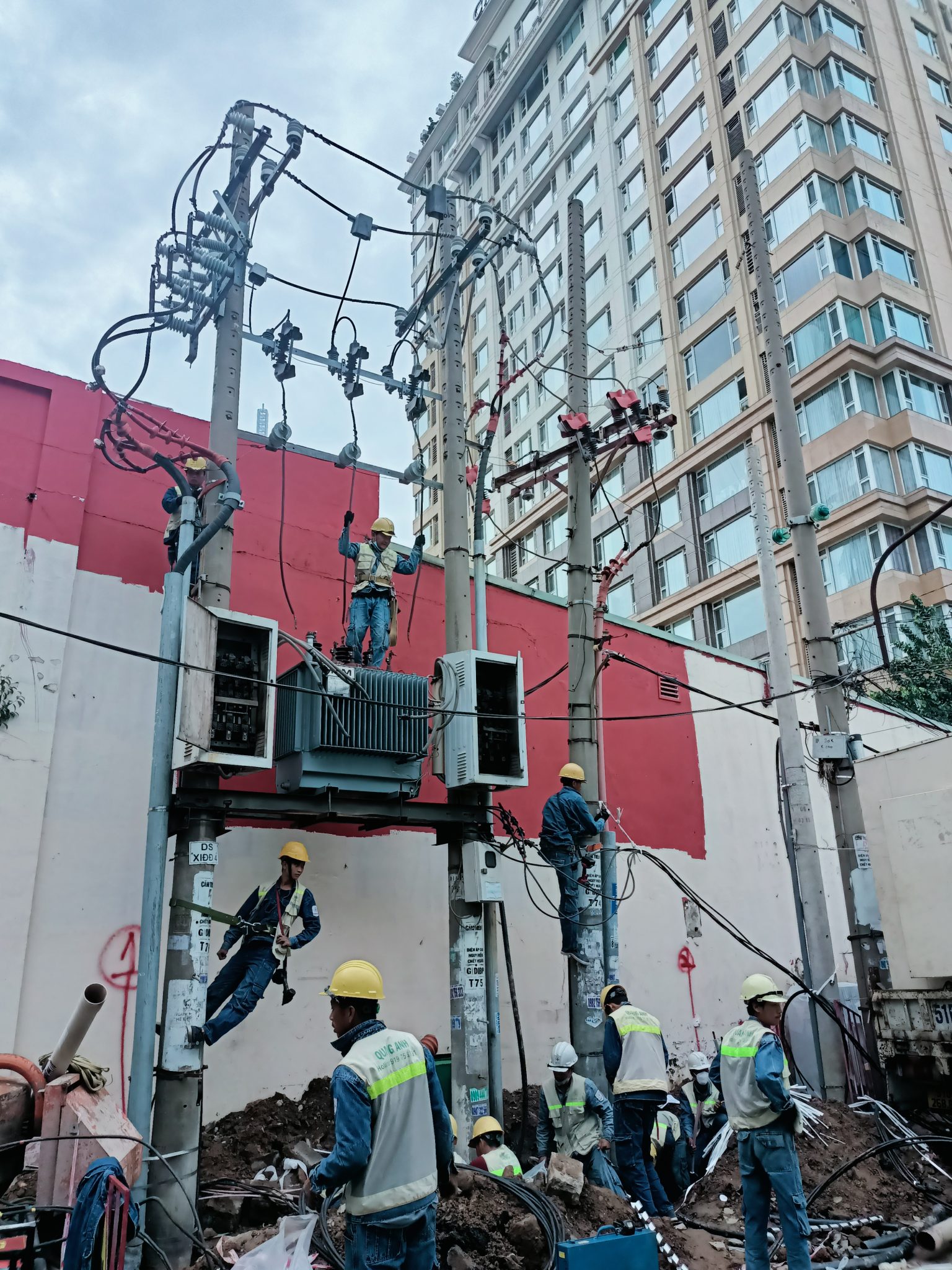 Chuyên Gia Thiết Kế Năng Lượng Mặt Trời Chuyên gia QuangAnhcons đang làm việc trong thiết kế hệ thống điện năng lượng.
