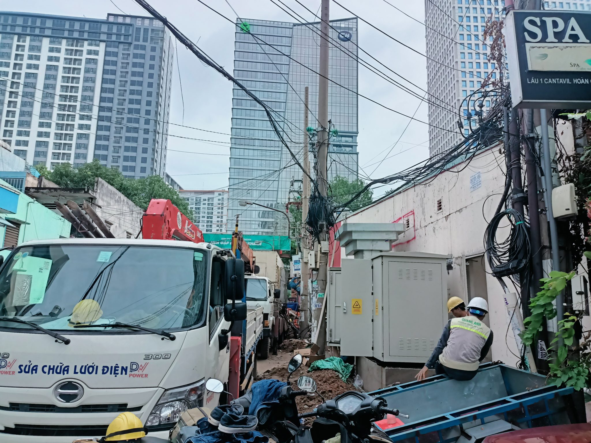 Hệ thống giám sát năng lượng mặt trời được hiển thị trên màn hình máy tính.