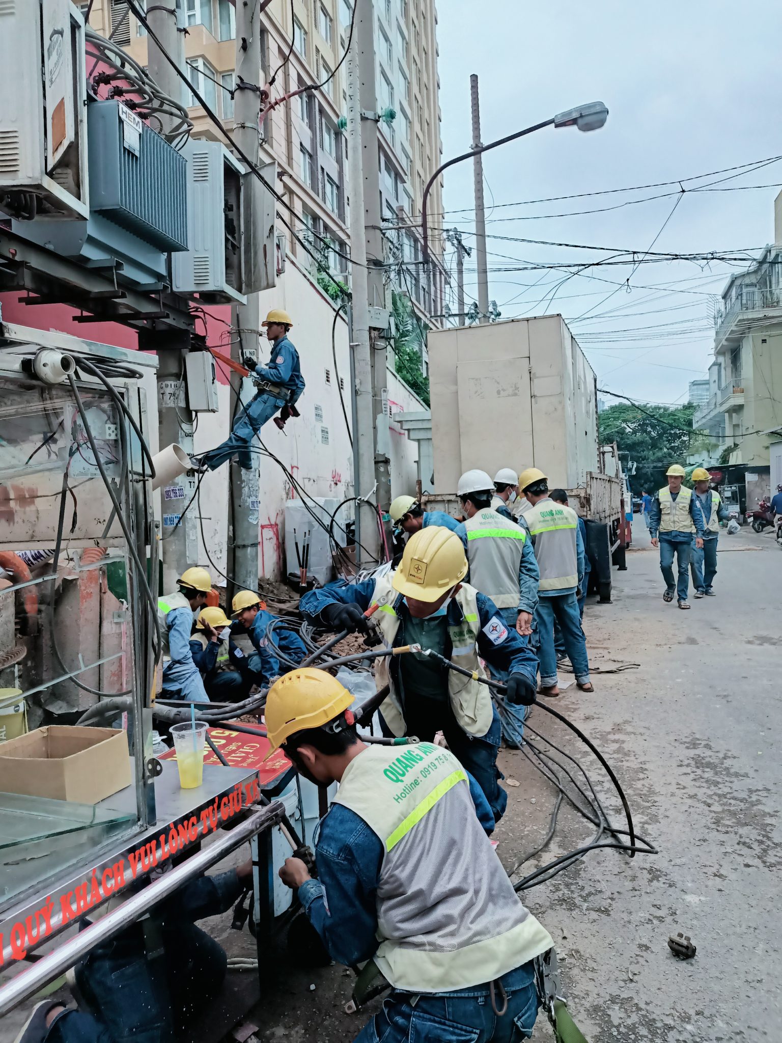 Công nhân tận tụy lắp đặt pin mặt trời trên mái công trình.