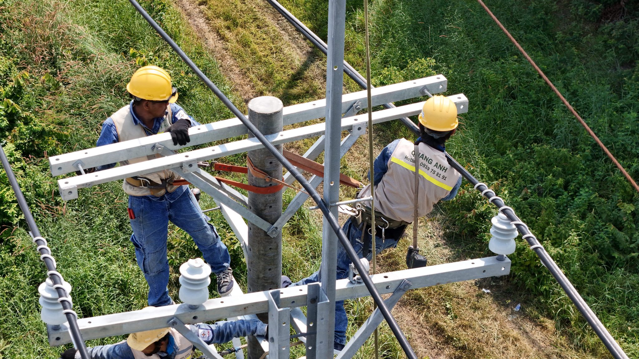 Hệ thống HVAC với bộ xử lý không khí, dàn nóng và màng lọc hiện đại.
