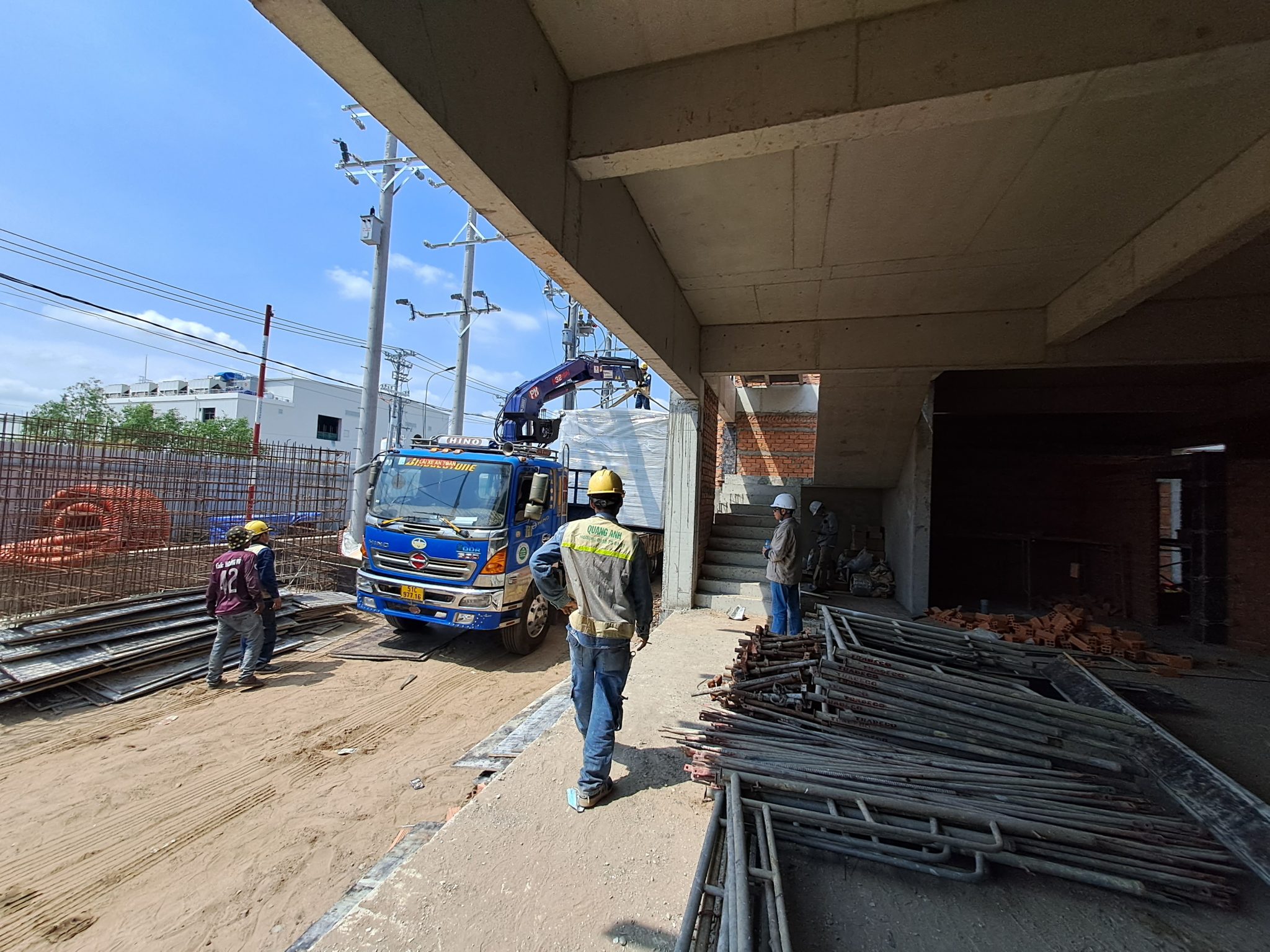 Công nghệ điện của QuangAnhcons Trang thiết bị tiên tiến dùng trong thi công điện.