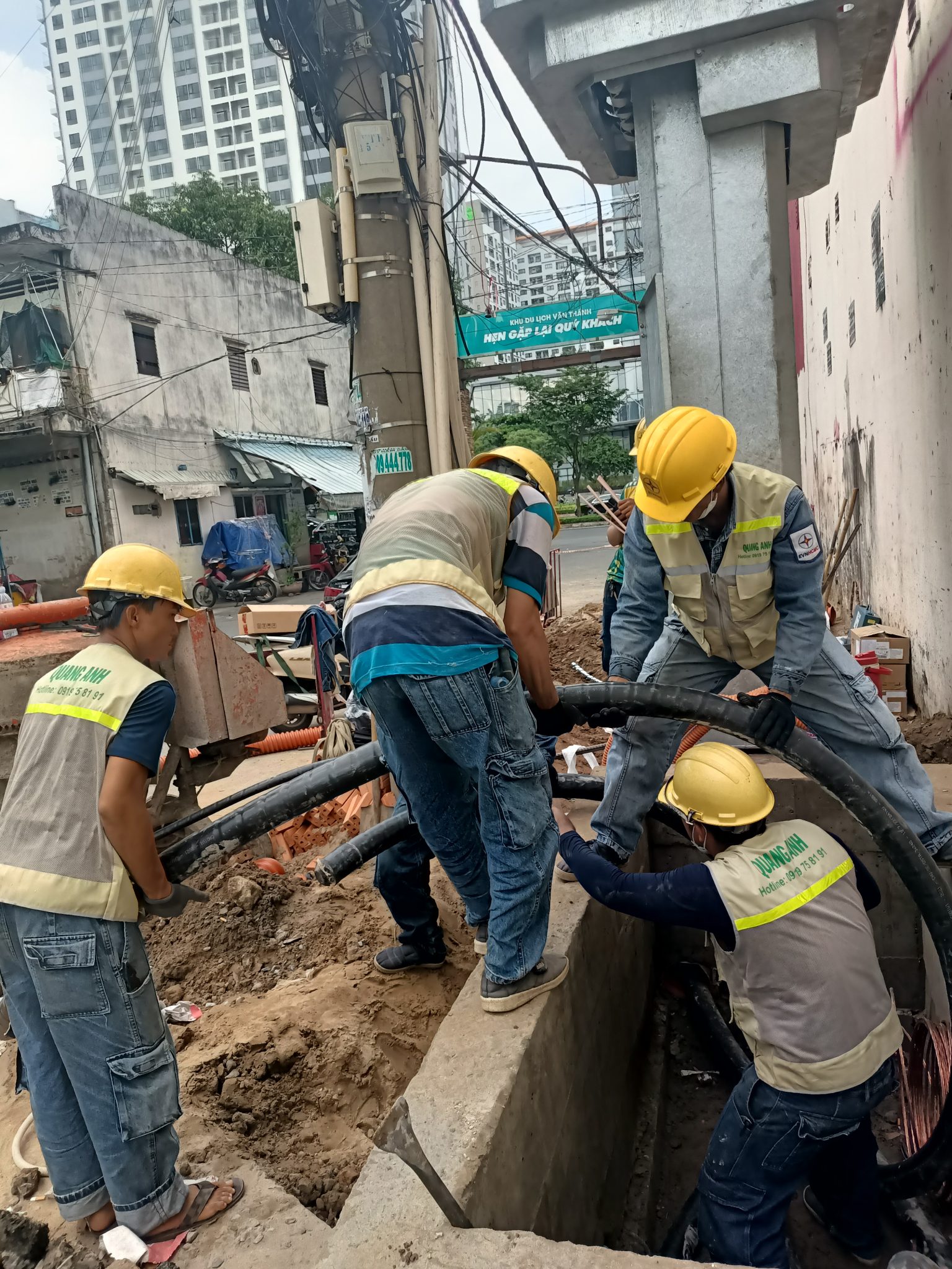 Giám sát trạm biến áp của QuangAnhcons Trạm biến áp tân tiến được giám sát bởi kỹ sư.