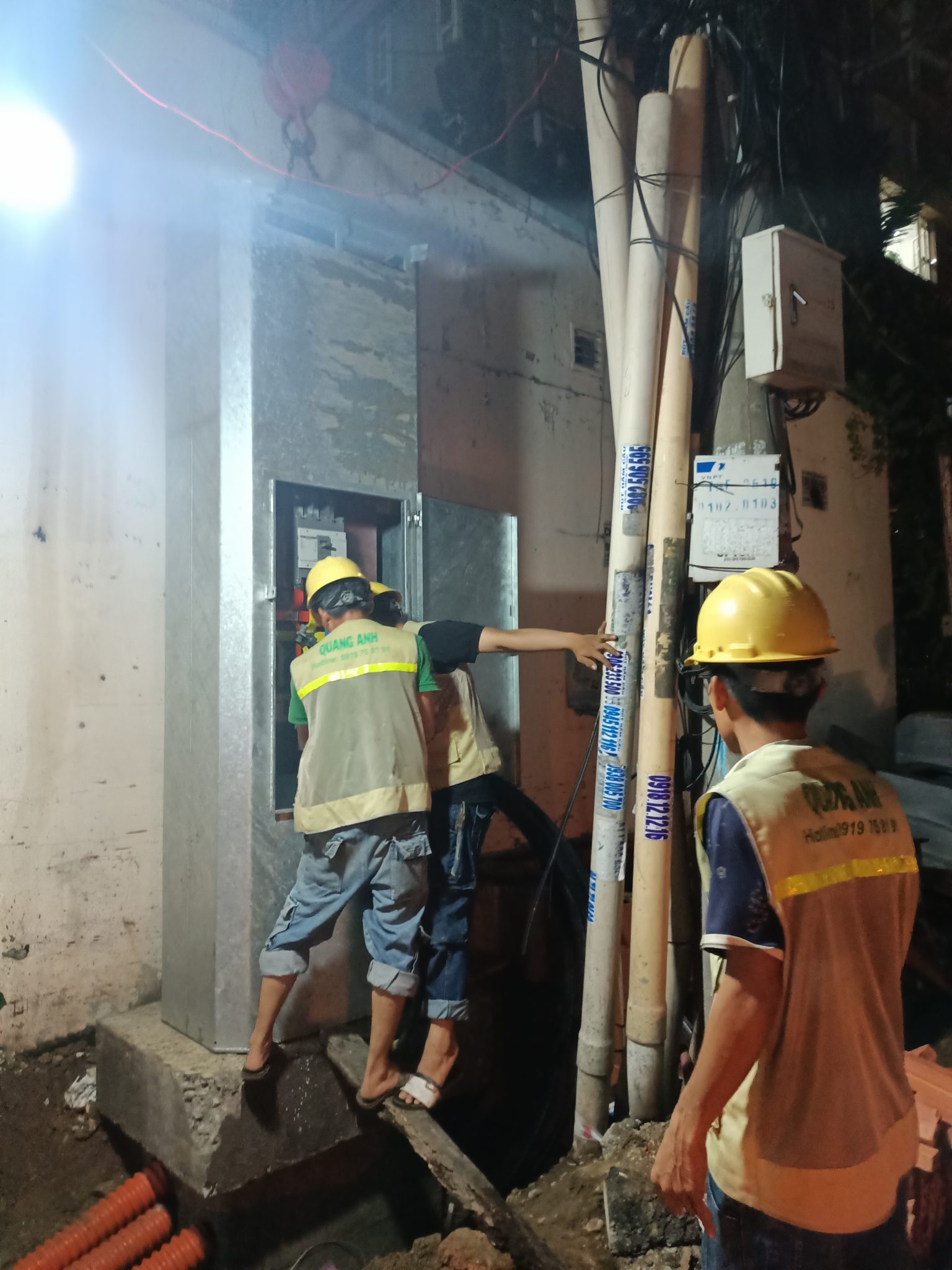 Kiểm tra chất lượng thiết bị Kiểm tra thiết bị điện của trạm biến áp