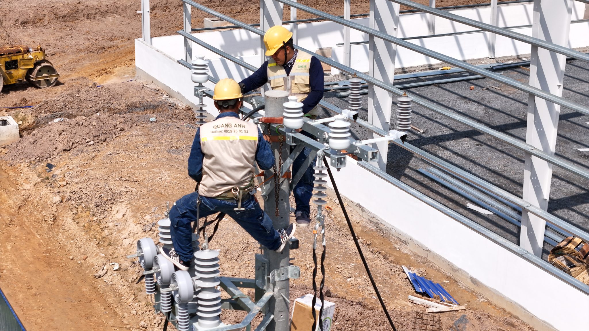 Khảo sát lắp đặt trạm biến áp Kỹ sư kiểm tra địa điểm dự kiến lắp đặt trạm biến áp