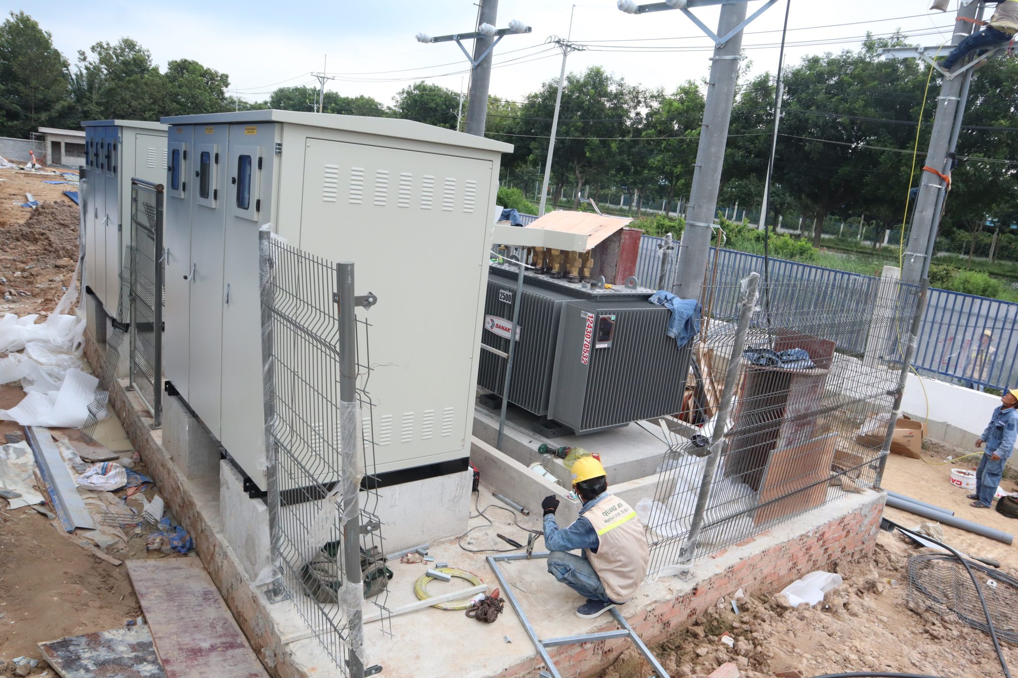 Công nghệ tiên tiến trong cơ điện Hệ thống năng lượng mặt trời và trạm sạc xe điện.