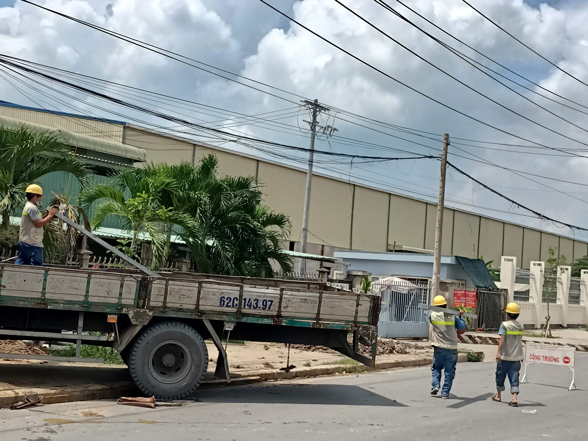 Dịch vụ và giải pháp của QuangAnhcons Kỹ sư thực hiện công việc lắp đặt điện tại công trường.