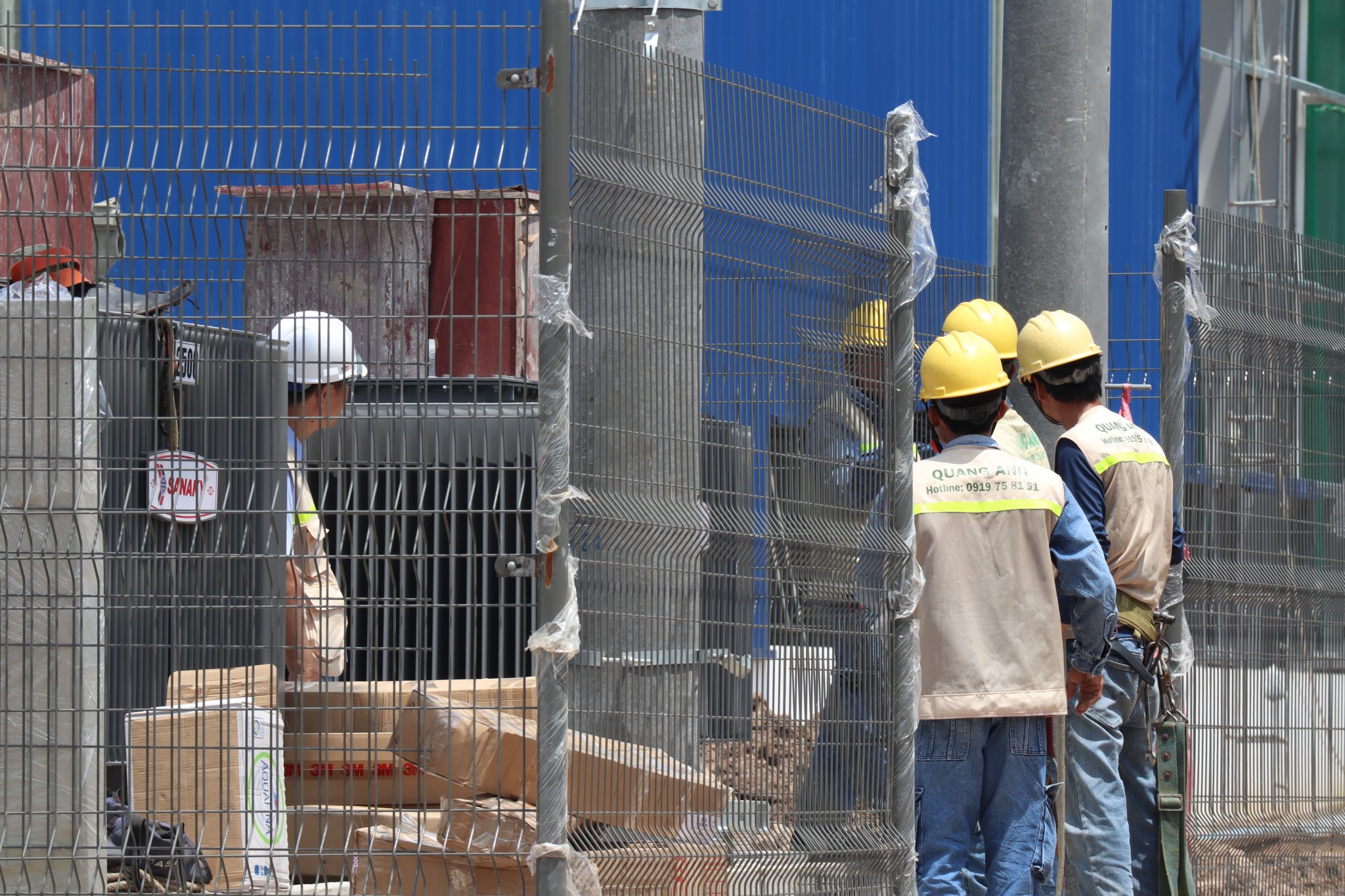 Modern Equipment Operation Kỹ sư vận hành thiết bị hiện đại.