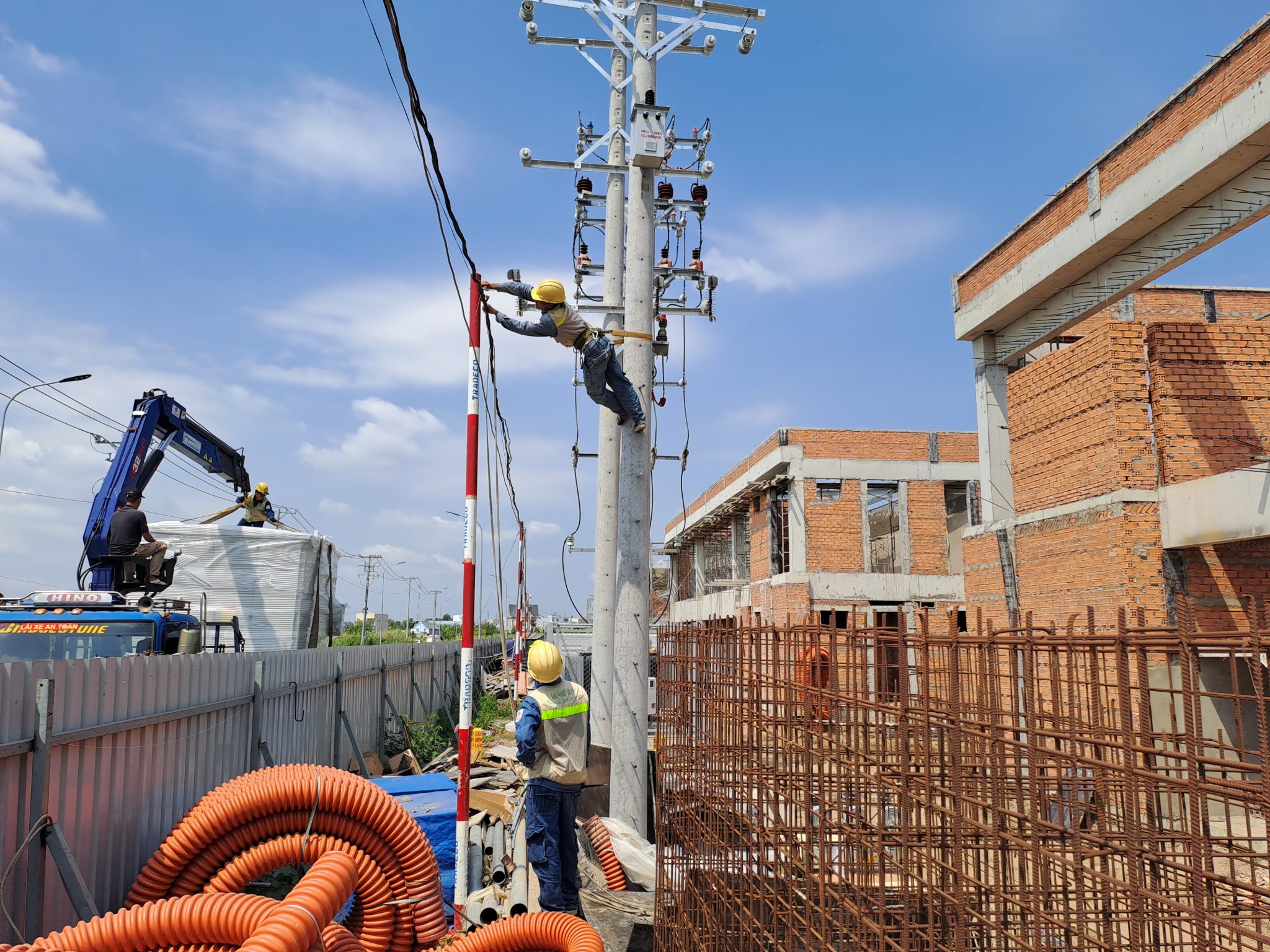 Electric Maintenance in Industry Nhân viên bảo trì hệ thống điện công nghiệp.
