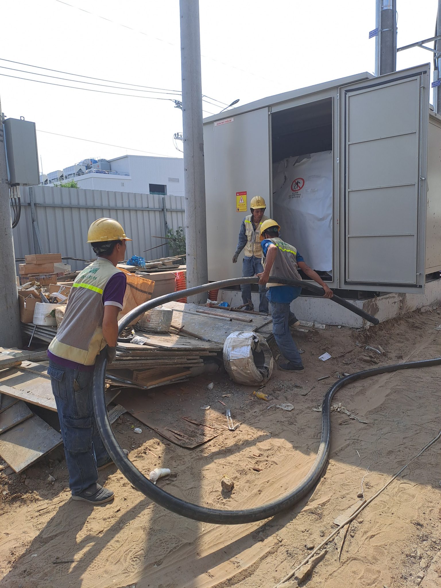 Hệ thống năng lượng mặt trời của QuangAnhcons Pin mặt trời được lắp đặt trên mái công trình.