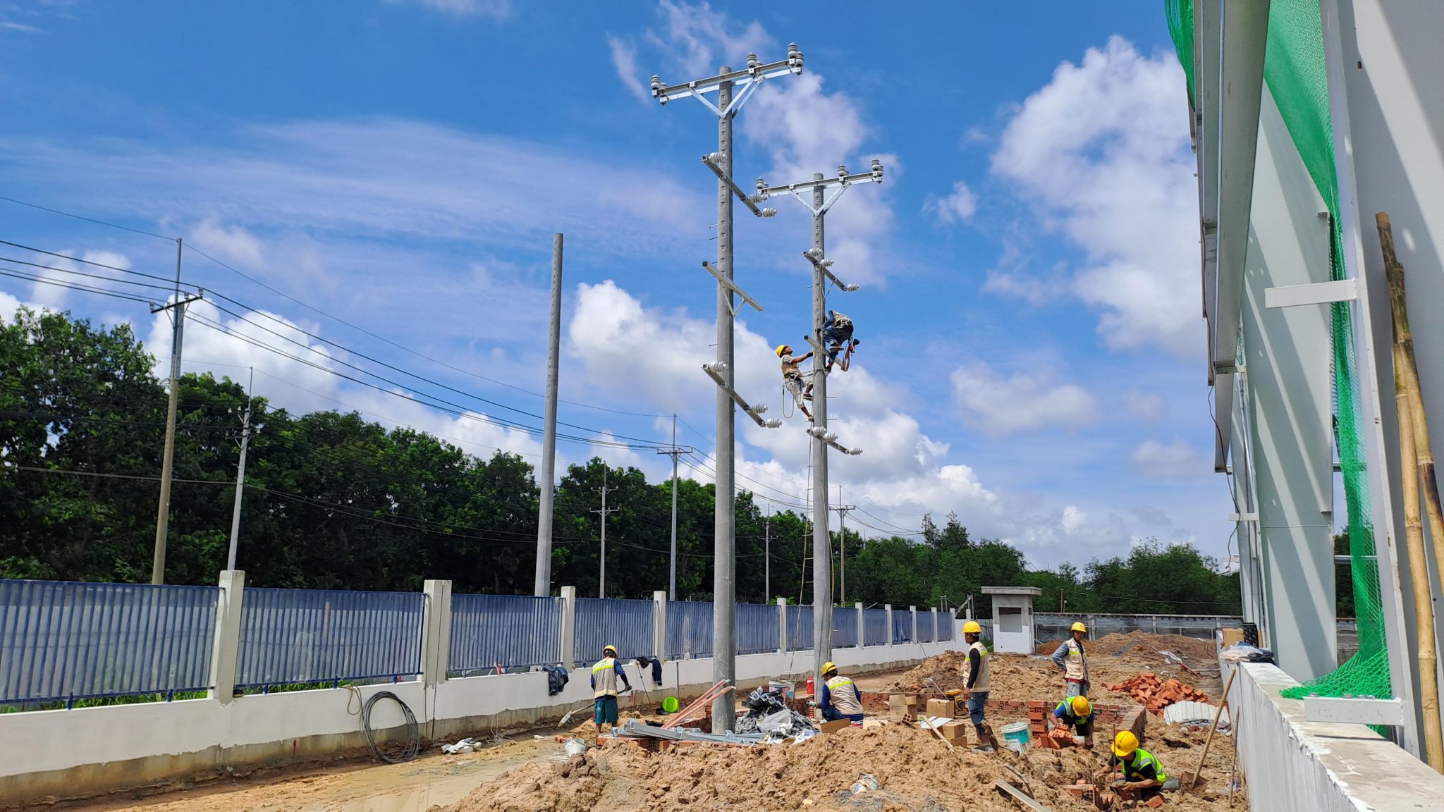 QuangAnhcons và hệ thống MEP tổng thể Lắp đặt hệ thống HVAC tại công trường.