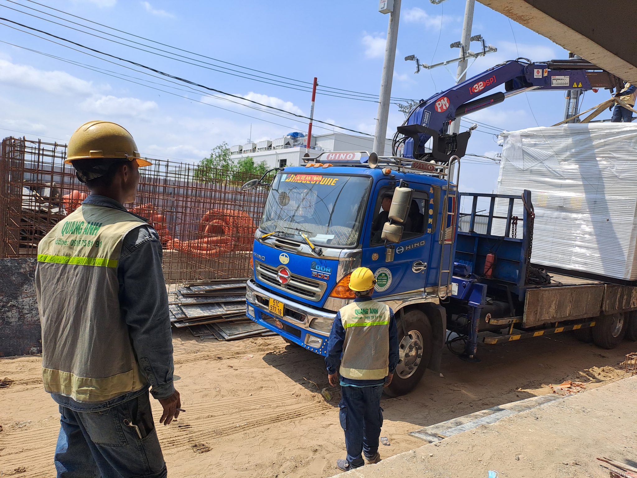 Thi công trạm biến áp QuangAnhcons Nhóm kỹ sư QuangAnhcons thực hiện lắp trạm biến áp.