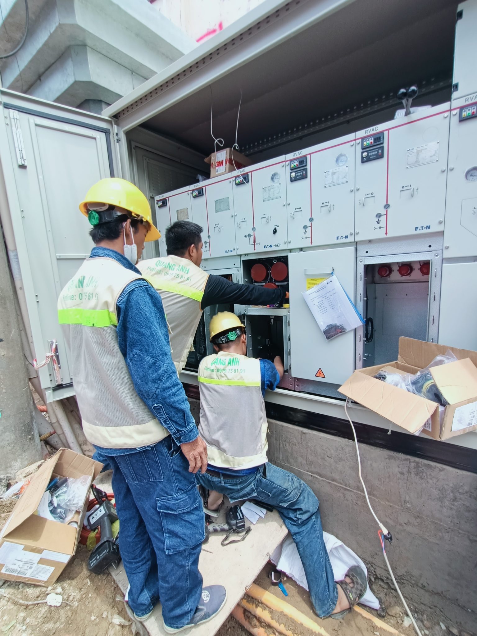 Công tác kiểm tra và bảo dưỡng máy biến áp Kỹ sư đang kiểm tra máy biến áp trong môi trường công nghiệp.