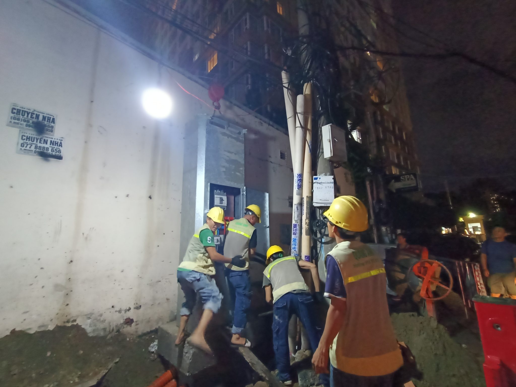Kỹ sư QuangAnhcons hoạt động trong dự án biến áp. Kỹ sư QuangAnhcons hoạt động trong dự án biến áp.