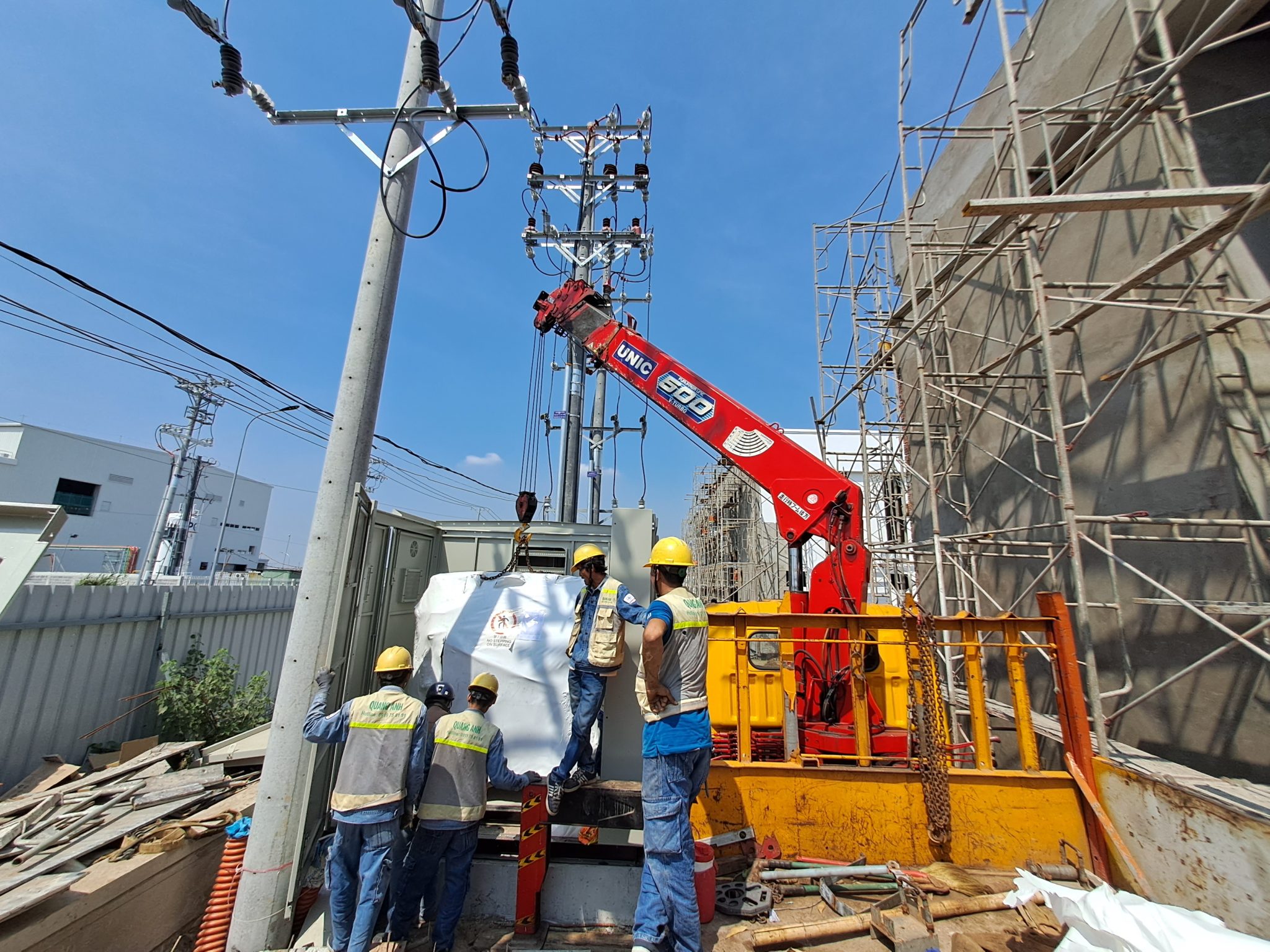 Công nhân lắp đặt hệ thống điện công nghiệp