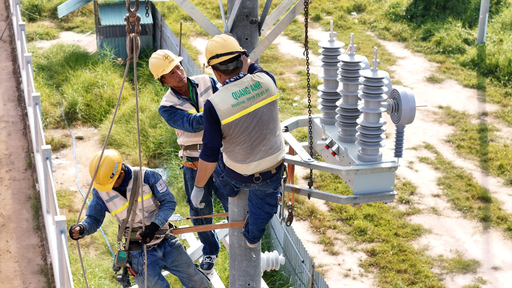 Nhân viên triển khai lắp đặt trạm biến áp với quy trình hiện đại.