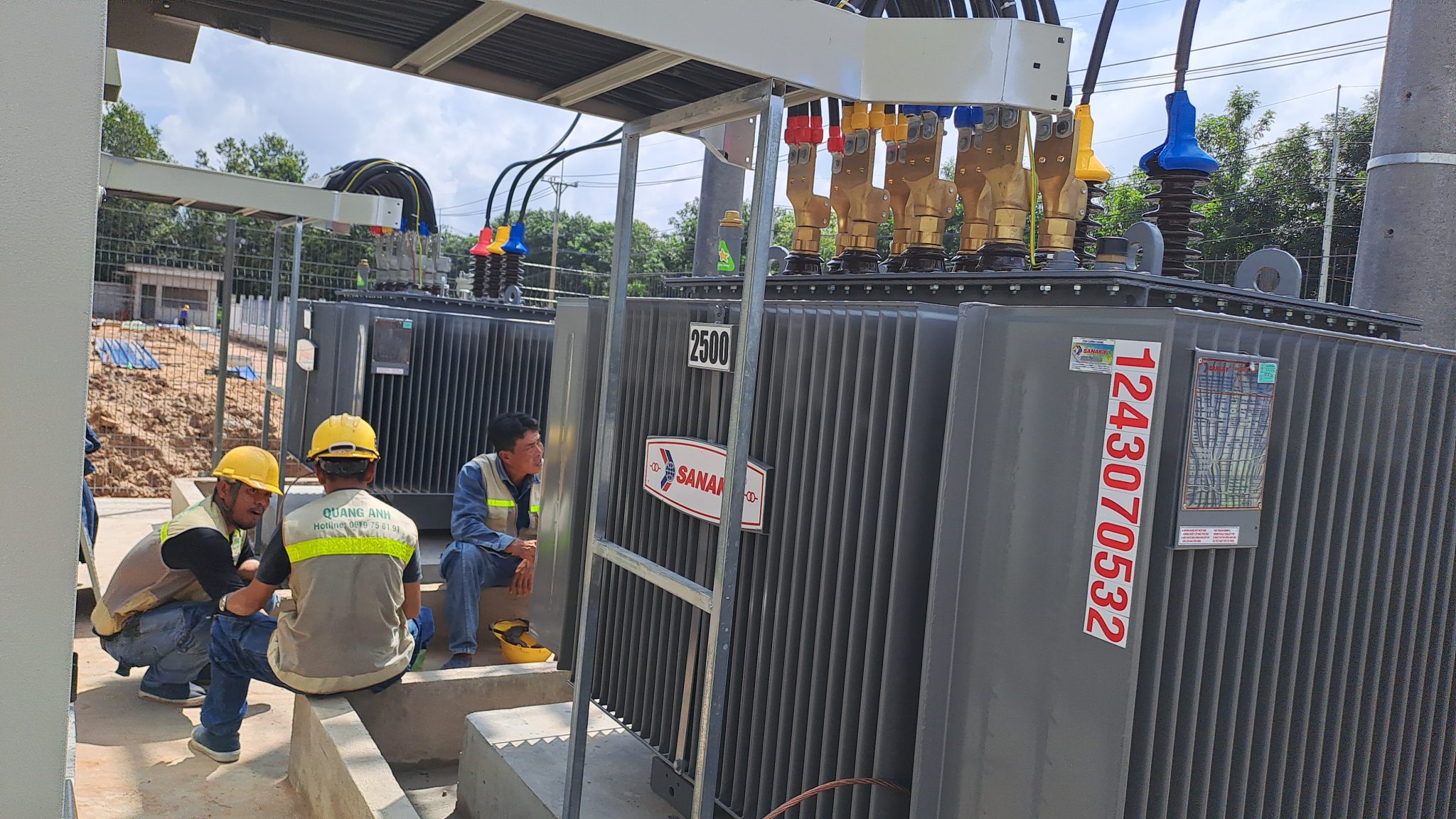 Lắp đặt hệ thống điện trong nhà xưởng Kỹ thuật viên tiến hành lắp đặt hệ thống cáp và thiết bị biến áp.