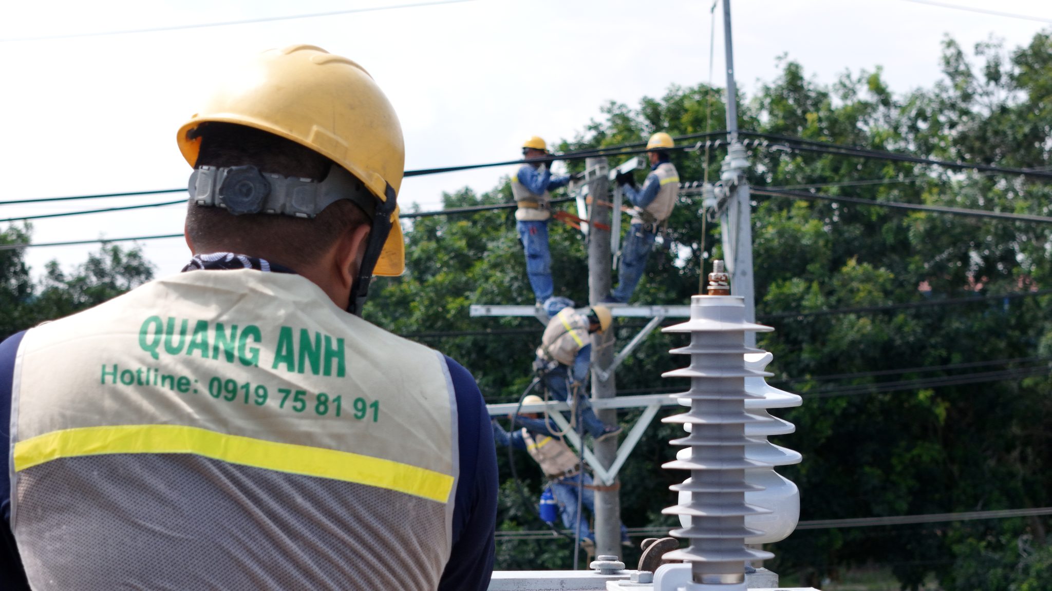 Đánh giá hệ thống điện trước khi cải tạo Nhóm kỹ thuật viên kiểm tra hệ thống điện trong nhà xưởng.