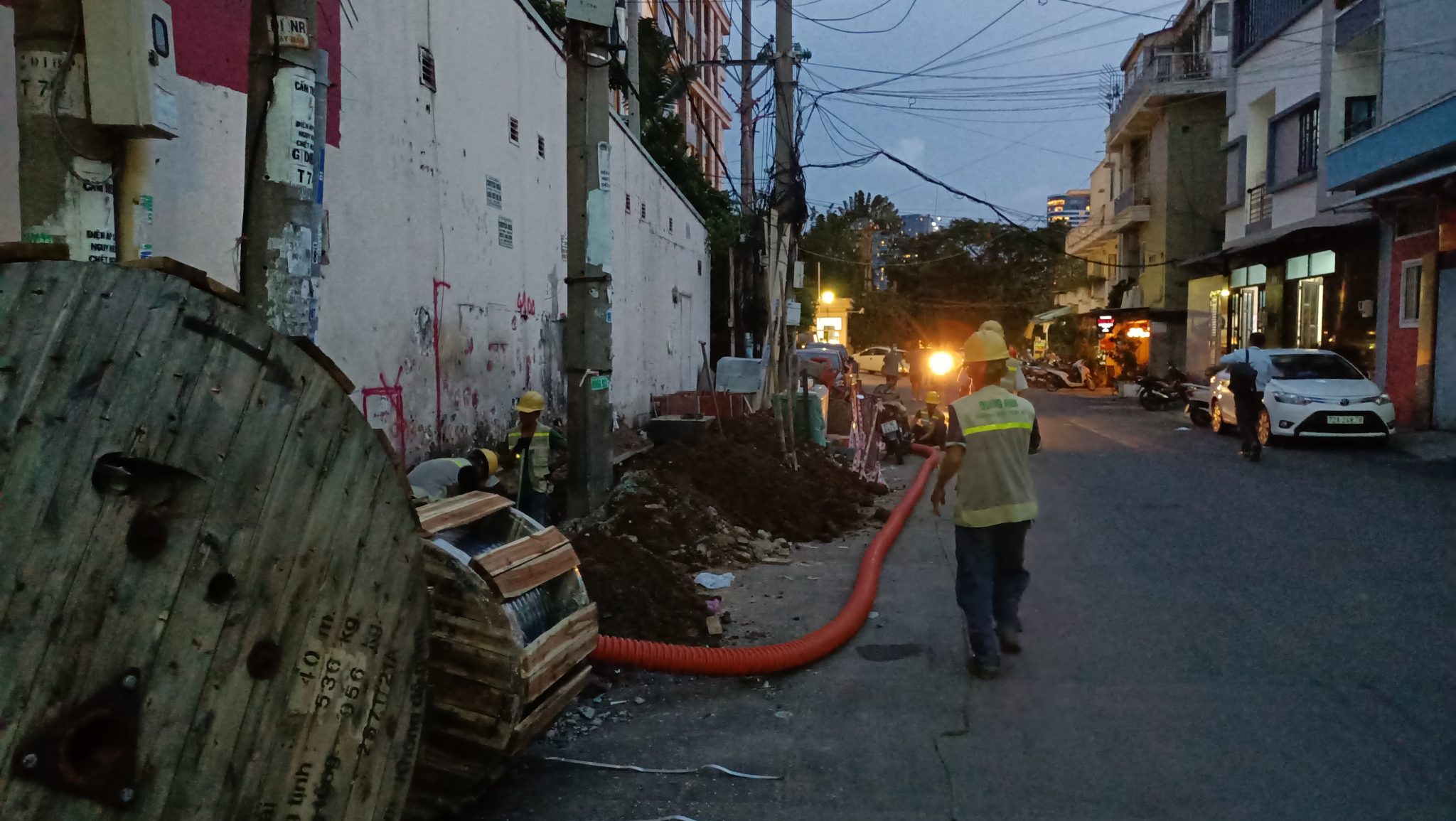 Dịch vụ điện chính của QuangAnhcons Kỹ sư QuangAnhcons kiểm tra và giám sát trạm biến áp.