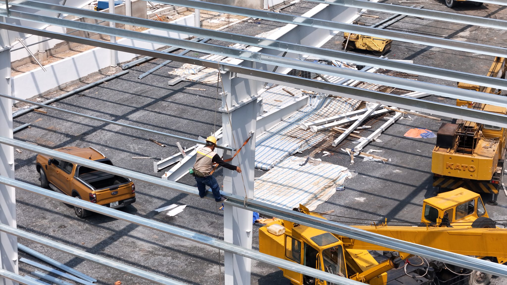 Thi công điện công nghiệp QuangAnhcons Đội ngũ chuyên gia kỹ thuật của QuangAnhcons tại công trình điện.