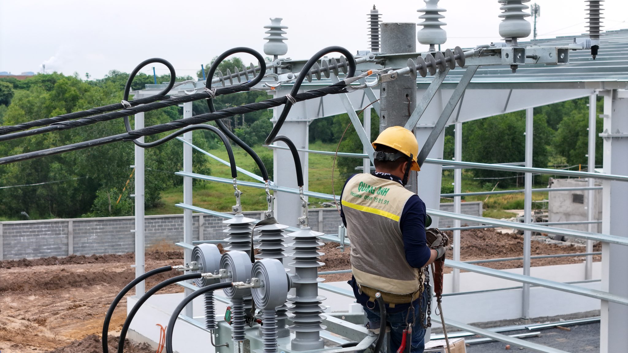 Toàn cảnh dự án điện mặt trời đang thi công.