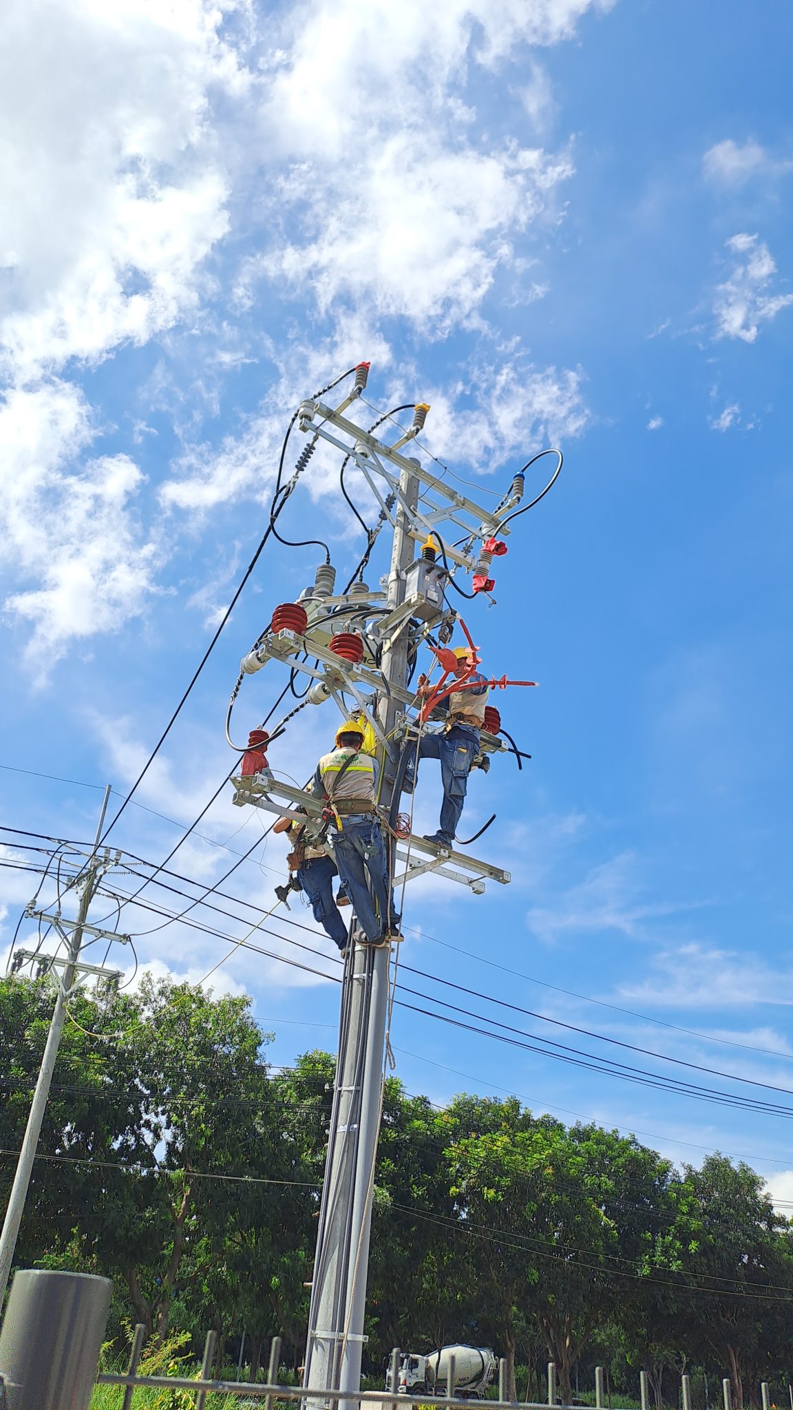 Công nhân lắp đặt hệ thống điện mặt trời.