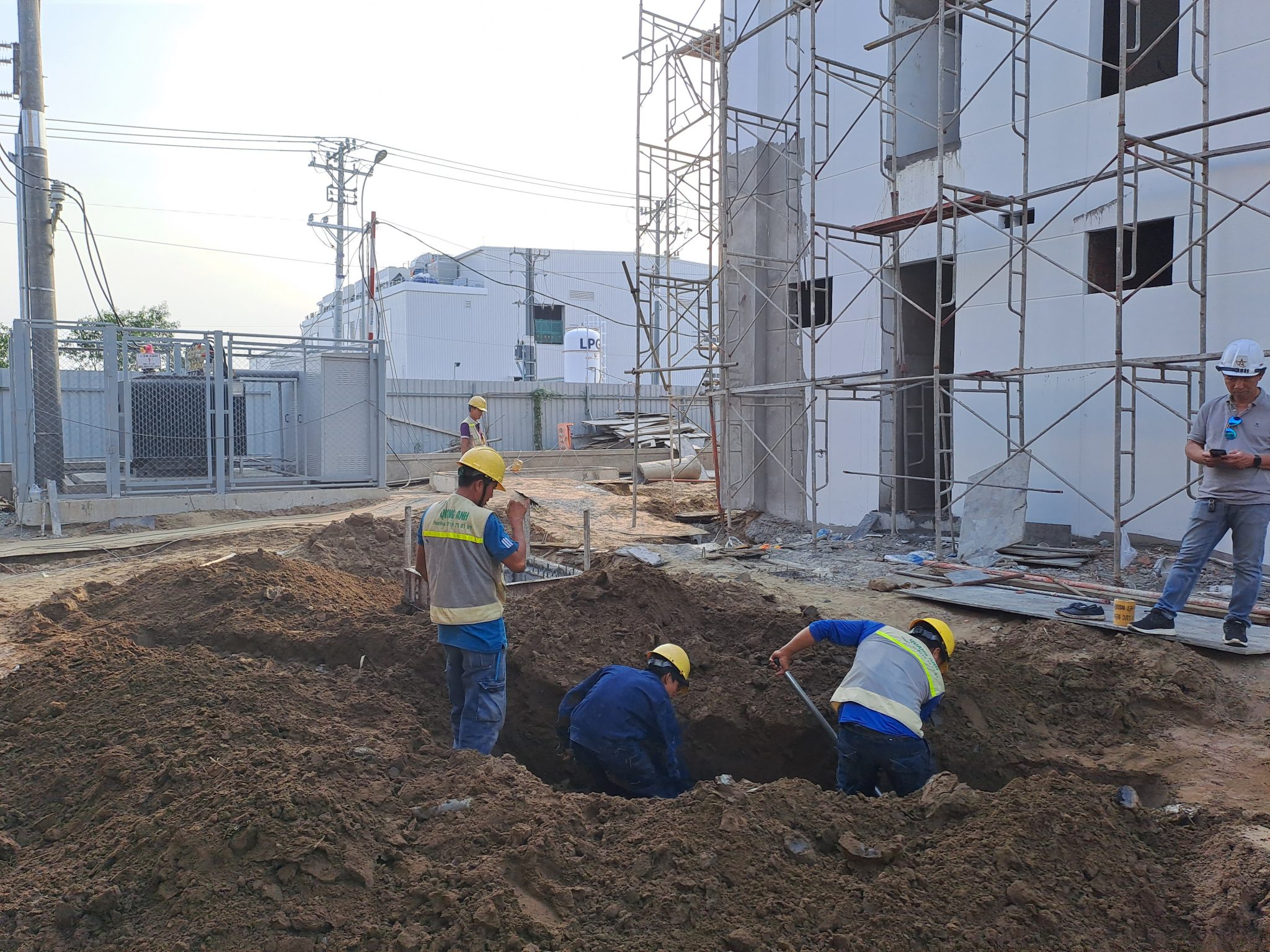 Phòng điều khiển hiện đại của trạm điện kèm tài liệu QCVN 26:2025/BCT