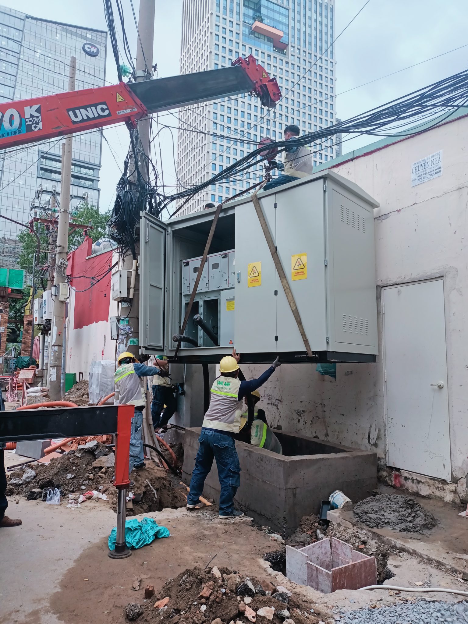 Thi công lắp đặt hệ thống điện công nghiệp Kỹ sư thực hiện thi công hệ thống điện công nghiệp