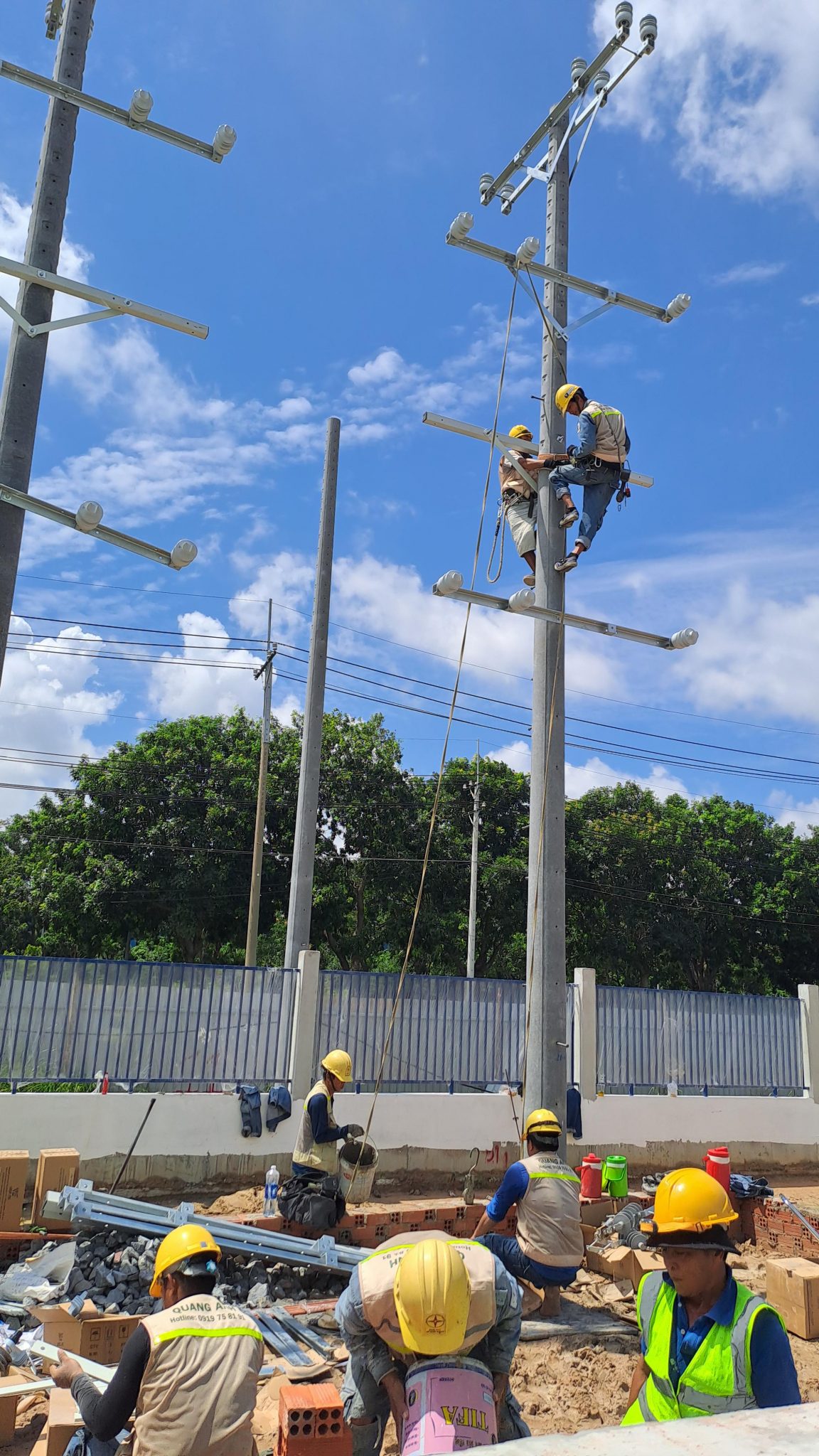 Kiểm tra, bảo trì thiết bị điện Kỹ thuật viên kiểm tra thiết bị điện