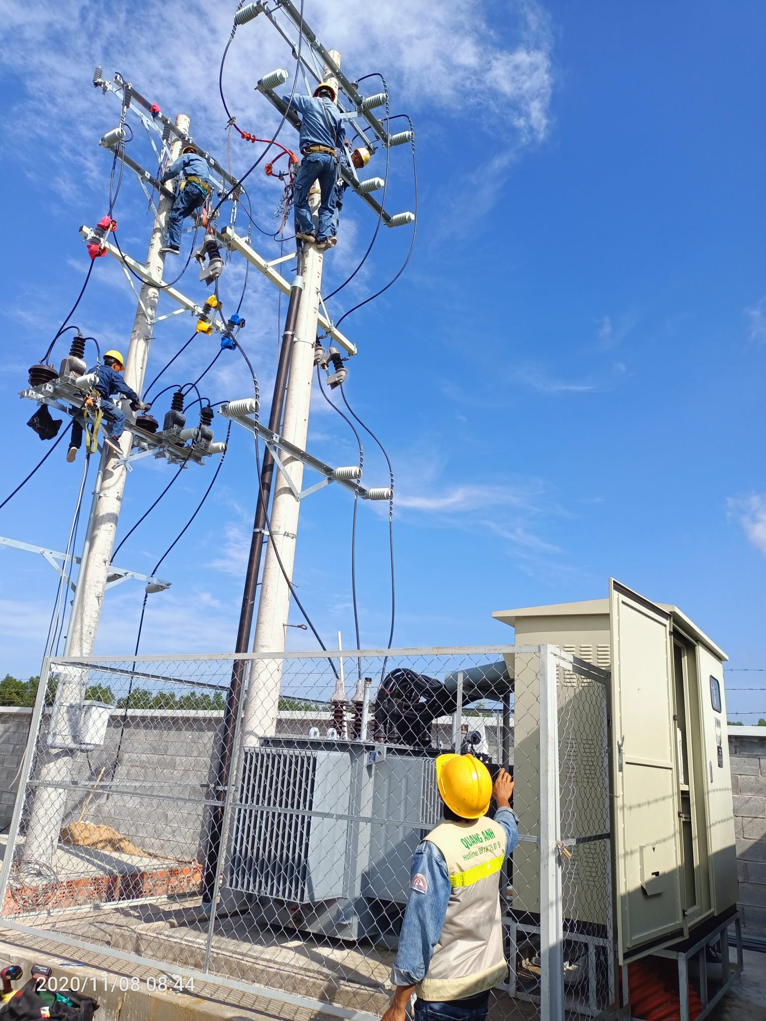 Lắp đặt thiết bị điện công nghiệp Thi công thiết bị điện tại khu vực nhà xưởng